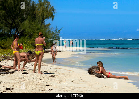 I turisti presso la spiaggia di Ile aux Cerfs, Flacq distretto, Repubblica di Mauritius. Foto Stock