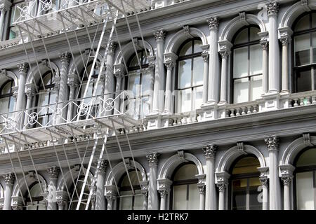 Vintage Apartment Building di New York City con finestre ad arco Foto Stock