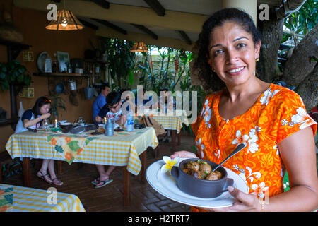 Creolo mauriziano cibi preparati e serviti presso l'Escale Creole ristorante a Moka vicino a Port Louis in Mauritius. Chef Majo e M Foto Stock
