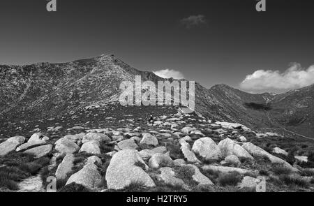 Goatfell & Coire Lan da Meall Breac sul ponte Corrieburn al percorso Goatfell, Isle of Arran, N. Ayrshire, in Scozia Foto Stock