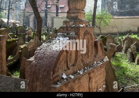 Antico Cimitero Ebraico di Praga. A volte i visitatori lasciare sassolini o preghiere scritte su piccoli pezzi di carta sulle lapidi. Foto Stock