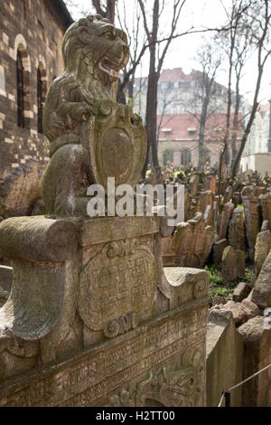 Pietra tombale nel vecchio cimitero ebraico di Praga Foto Stock