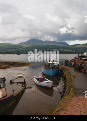 Capra cadde barche nel porto di Brodick, Isle of Arran, N. Ayrshire, in Scozia Foto Stock