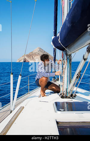 Giovane uomo che posano per una barca a vela Foto Stock