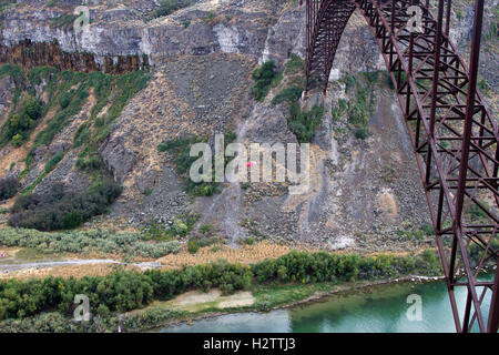 Base Jumping sul fiume Snake off del ponte Perine in Twin Falls, Idaho Foto Stock