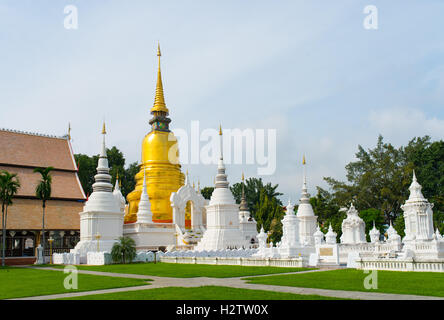 Golden pagoda di wat suandok tempio, Chiang Mai, Thailandia. Foto Stock