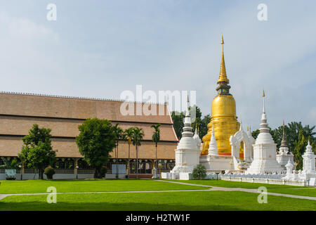 Golden pagoda di wat suandok tempio, Chiang Mai, Thailandia. Foto Stock