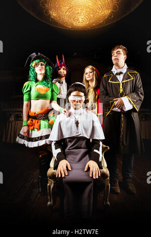 Amici alla festa di Halloween in costume Foto Stock
