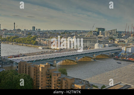 Blackfriars ponte ferroviario di pannelli solari sul tetto della stazione Foto Stock