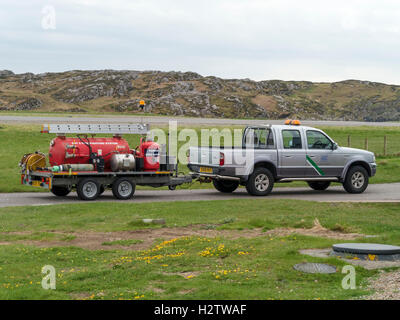 Piccolo incendio di emergenza di gara con sistema antincendio sul rimorchio, Isola di Colonsay aerodrome, Colonsay, UK. Foto Stock