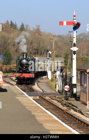 Locomotiva a vapore, 3205, tirando un passeggero Treno in avvicinamento Staverton stazione sul South Devon Railway, Devon, Inghilterra, Regno Unito. Foto Stock