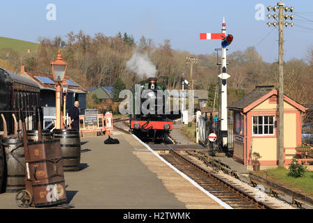 Locomotiva a vapore, 3205, tirando un passeggero Treno in avvicinamento Staverton stazione sul South Devon Railway, Devon, Inghilterra, Regno Unito. Foto Stock