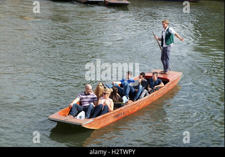 6 luglio 2016, studenti, turisti e visitatori in sterline sul fiume Cam in Cambridge vicino al ponte di matematica. Foto Stock