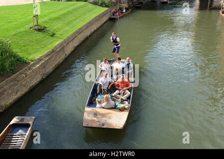 6 luglio 2016, studenti, turisti e visitatori in sterline sul fiume Cam in Cambridge vicino al ponte di matematica. Foto Stock