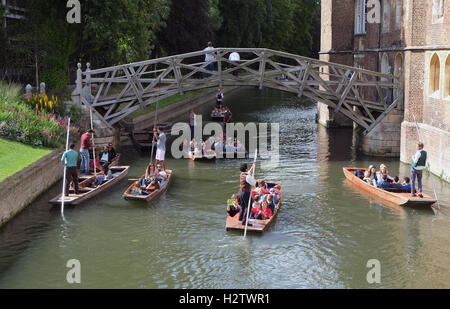 6 luglio 2016, studenti, turisti e visitatori in sterline sul fiume Cam in Cambridge vicino al ponte di matematica. Foto Stock