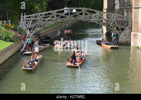 6 luglio 2016, studenti, turisti e visitatori in sterline sul fiume Cam in Cambridge vicino al ponte di matematica. Foto Stock