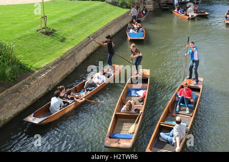 6 luglio 2016, studenti, turisti e visitatori in sterline sul fiume Cam in Cambridge vicino al ponte di matematica. Foto Stock