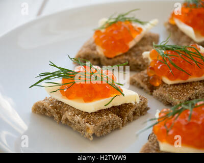 Crostini con caviale rosso e burro closeup Foto Stock