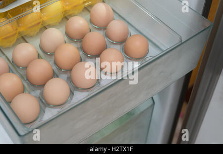 Di uova fresche in un ripiano del frigorifero Foto Stock