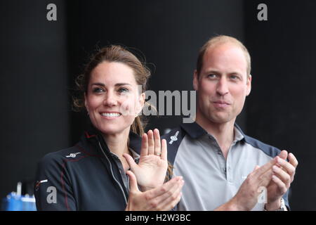 S.a.r. il principe William, duca di Cambridge e Caterina, duchessa di Cambridge arrivano al Bar base in Portsmouth per assistere alla Coppa America World Series gare. Dove: Portsmouth, Regno Unito quando: 24 Lug 2016 Foto Stock