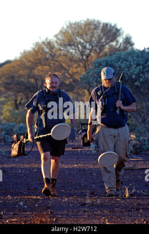 Partenza al mattino presto in Australian Bush per cercare pepite d'oro è tramite i rivelatori di metallo Foto Stock