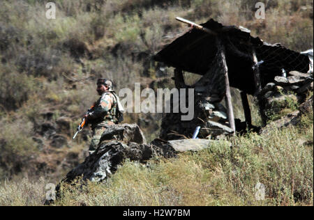 Srinagar, India. 01 ott 2016. Un indiano trooper avviso in piedi vicino a un bunker temporanei nel settore Uri, che è di circa 110 km dalla capitale estiva dello stato, Srinagar in indiano Kashmir controllato su ottobre 01. Tensione inghiottito nelle zone di confine dopo l India condotta "sciopero chirurgico' sul Pakistan lungo la linea di confine. © Umer Asif/Pacific Press/Alamy Live News Foto Stock