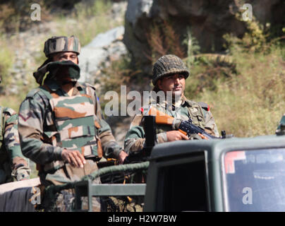 Srinagar, India. 01 ott 2016. Un convoglio di soldati indiani che passa attraverso la zona di LoC nel settore Uri, che è di circa 110 km dalla capitale estiva dello stato, Srinagar in indiano Kashmir controllato su ottobre 01. Tensione inghiottito nelle zone di confine dopo l India condotta "sciopero chirurgico' sul Pakistan lungo LoC © Umer Asif/Pacific Press/Alamy Live News Foto Stock