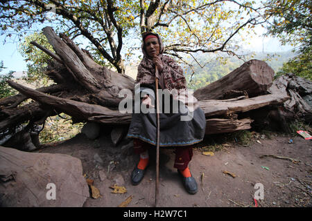 Srinagar, India. 01 ott 2016. Un'anziana donna seduta su un tronco di legno in Nambla, Uri area che è di circa 110 km dalla capitale estiva dello stato, Srinagar in indiano Kashmir controllato su ottobre 01. Tensione inghiottito nelle zone di confine dopo l India condotta "sciopero chirurgico' sul Pakistan lungo la linea di controllo. © Umer Asif/Pacific Press/Alamy Live News Foto Stock