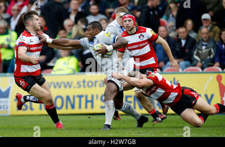 Bagno'[s Semesa Rokoduguni e Gloucester's Henry Purdy e Gloucester's Mark Atkinson durante la Aviva Premiership corrispondono al Kingsholm Stadium, Gloucester. Foto Stock