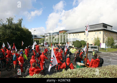 Gli attivisti dello stadio a proteste di massa nei pressi dell'aeroporto di Heathrow, contro l'espansione di aviazione davanti alla decisione del governo sull'aumento della Londra capacità aeroportuale. Foto Stock