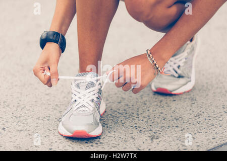 Legatura donna calzatura sportiva Foto Stock