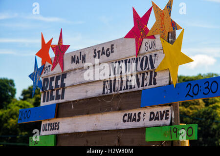 Segno indicante il programma degli eventi a Jimmy's Farm festival musicale annuale di salsicce e birra, Ipswich, Suffolk, Regno Unito Foto Stock