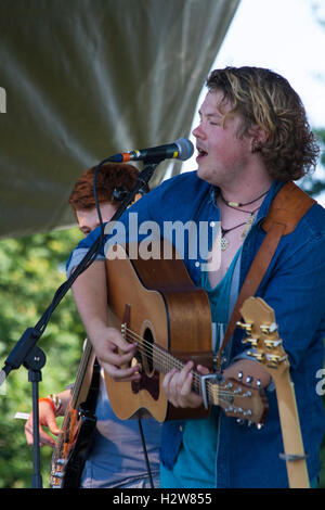 Cantante musicista Jake Morrell, suonare dal vivo presso la salsiccia annuale e Beer festival di musica, Jimmy's Farm, Ipswich, Regno Unito Foto Stock