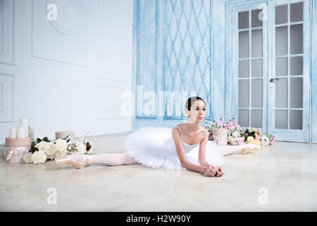 Ballerina adolescente in studio Foto Stock