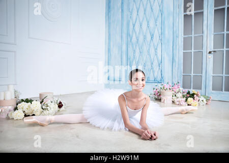 Ballerina adolescente in studio Foto Stock