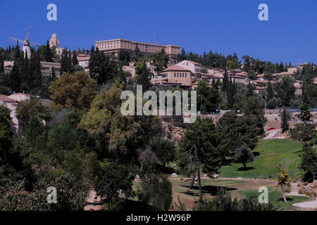 Vista di Yemin Moshe e Mishkenot Sha'ananim o Mishkanot Shaananim i primi quartieri ebraici costruiti al di fuori delle mura della Città Vecchia di Gerusalemme dalla valle di Hinnom il nome moderno di biblico della Geenna o valle Gehinnom attorno a Gerusalemme la città vecchia, Israele Foto Stock