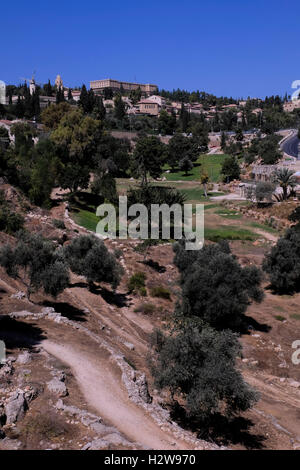 Vista di Yemin Moshe e Mishkenot Shaananim il primo quartiere ebraico costruito al di fuori delle mura della Città Vecchia di Gerusalemme dalla valle di Hinnom il nome moderno di biblico della Geenna o valle Gehinnom attorno a Gerusalemme la città vecchia, Israele Foto Stock