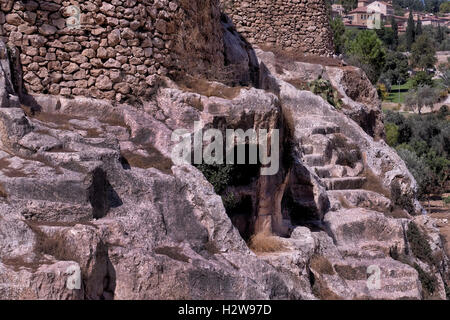 Vista di antiche camere di sepoltura tagliate nella roccia che furono riutilizzate da generazioni di famiglie fin dal settimo fino al quinto secolo a.C. nella Valle di Hinnom il nome moderno per la biblica Gehenna o la valle di Gehinnom che circonda la Città Vecchia di Gerusalemme, Israele Foto Stock