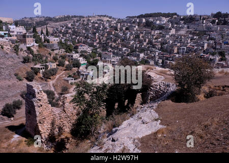 Vista del quartiere palestinese di Silwan situato sui pendii a sud delle mura della città vecchia in ombra di Al Aksa moschea dal primo Crusader sepoltura camera che è stato riutilizzato da generazioni di famiglie già a partire dal settimo fino al quinto secolo A.C. nella valle di Hinnom il nome moderno di biblico della Geenna o valle Gehinnom attorno a Gerusalemme la città vecchia, Israele Foto Stock