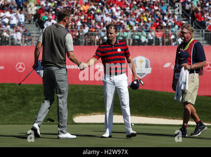 Dell'Europa Chris Wood (sinistra) scuote le mani con STATI UNITI D'AMERICA'S Zach Johnson dopo l'Europa batte USA in che corrispondono durante il Foursomes al giorno due di la quarantunesima Ryder Cup a Hazeltine National Golf Club in Chaska, Minnesota, Stati Uniti d'America. Foto Stock