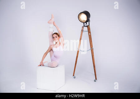 Ballerina adolescente in studio Foto Stock