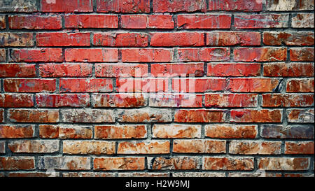 Il vecchio muro di mattoni immagine di sfondo. Weathered texture della vecchia macchiati di colore marrone scuro e rosso mattone sfondo parete, grungy di blocchi di pietra-tecnologia di lavoro Foto Stock