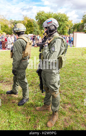Unidentified membri del club militare nell esercito di mimetizzazione uniforme e casco (l'ingranaggio completo) Foto Stock