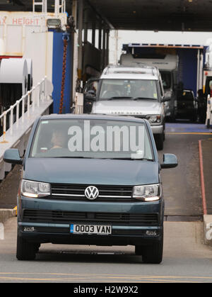 19 settembre 2016, il traghetto per l'Isola di Wight a Yarmouth a Lymington route, ONU-caricamento, autovetture, furgoni, camper e 4x4's Foto Stock