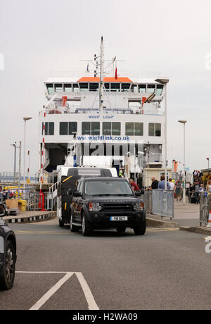 19 settembre 2016, il traghetto per l'Isola di Wight a Yarmouth a Lymington route, ONU-caricamento, autovetture, furgoni, camper e 4x4's Foto Stock