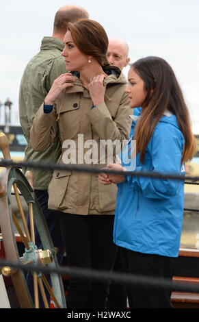 La Duchessa di Cambridge sulla Tall Ship, Pacific grazia, la prima barca a vela con i membri della vela e la vita di società di formazione, a Victoria Inner Harbour in Victoria durante il Royal Tour del Canada. Foto Stock