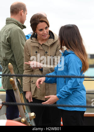 La Duchessa di Cambridge sulla Tall Ship, Pacific grazia, la prima barca a vela con i membri della vela e la vita di società di formazione, a Victoria Inner Harbour in Victoria durante il Royal Tour del Canada. Foto Stock