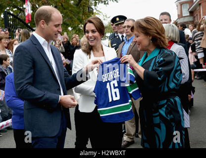 Il Duca e la Duchessa di Cambridge è presentato con sport personalizzato magliette per Prince George e la Principessa Charlotte dalla BC Governatore Christy Clark a cura sociale la carità, Cridge Centro per la famiglia, in Victoria durante il Royal Tour del Canada. Foto Stock