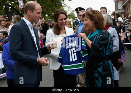 Il Duca e la Duchessa di Cambridge è presentato con sport personalizzato magliette per Prince George e la Principessa Charlotte dalla BC Governatore Christy Clark a cura sociale la carità, Cridge Centro per la famiglia, in Victoria durante il Royal Tour del Canada. Foto Stock