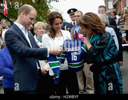 Il Duca e la Duchessa di Cambridge è presentato con sport personalizzato magliette per Prince George e la Principessa Charlotte dalla BC Governatore Christy Clark a cura sociale la carità, Cridge Centro per la famiglia, in Victoria durante il Royal Tour del Canada. Foto Stock